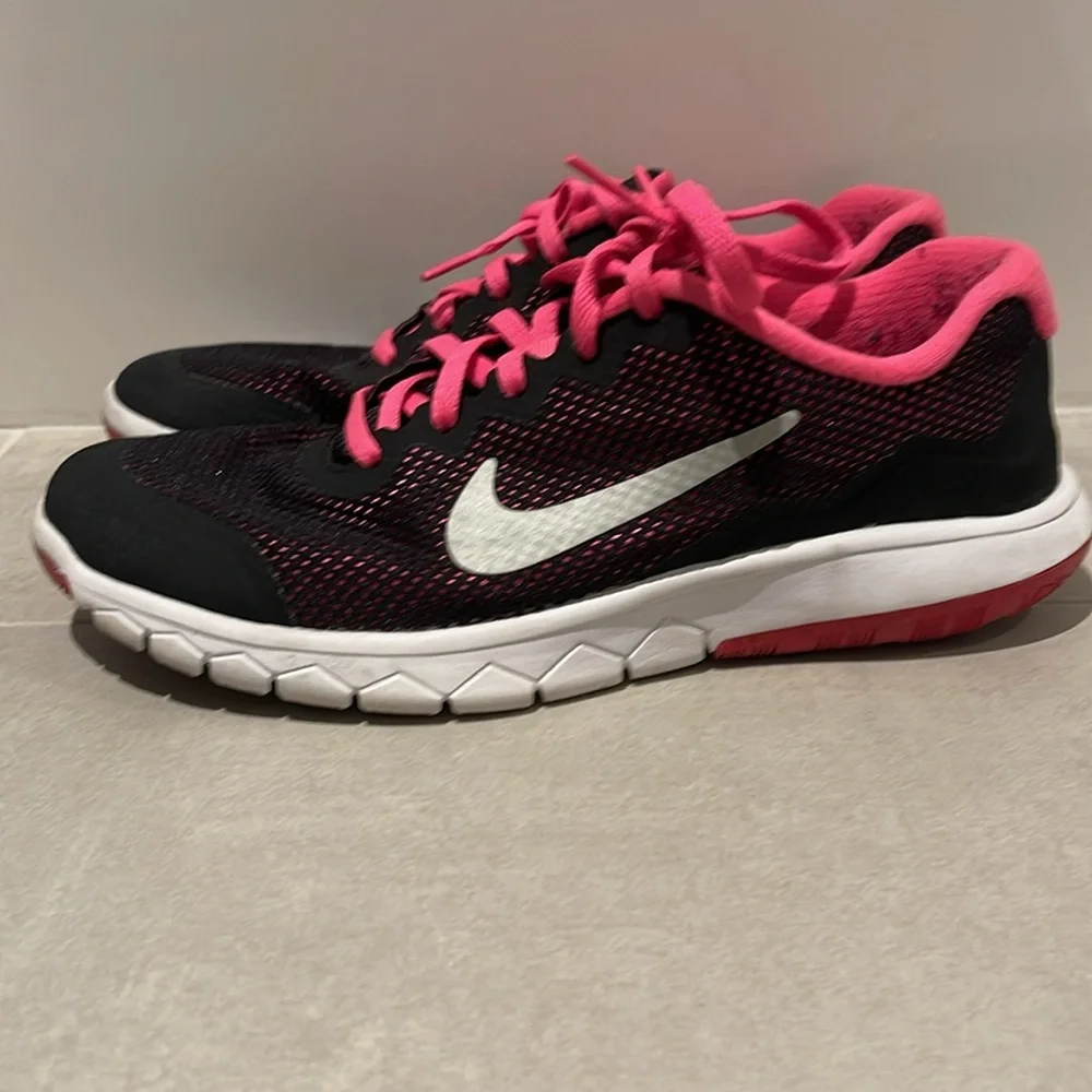 NIKE girls size 5Y flex experience RN4 black and hot pink sneakers sporty Y2K